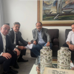 Crítico de Aécio, Kalil se reúne com tucano em Brasília