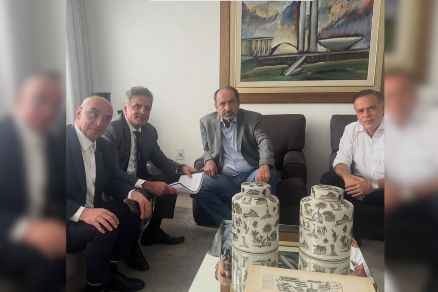 Crítico de Aécio, Kalil se reúne com tucano em Brasília
