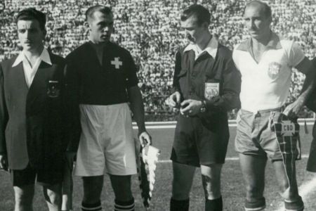 Alfred Bickel antes de jogo contra o Brasil na Copa de 1950