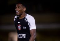 Jogador do Corinthians é multado por expulsão em jogo contra o Palmeiras