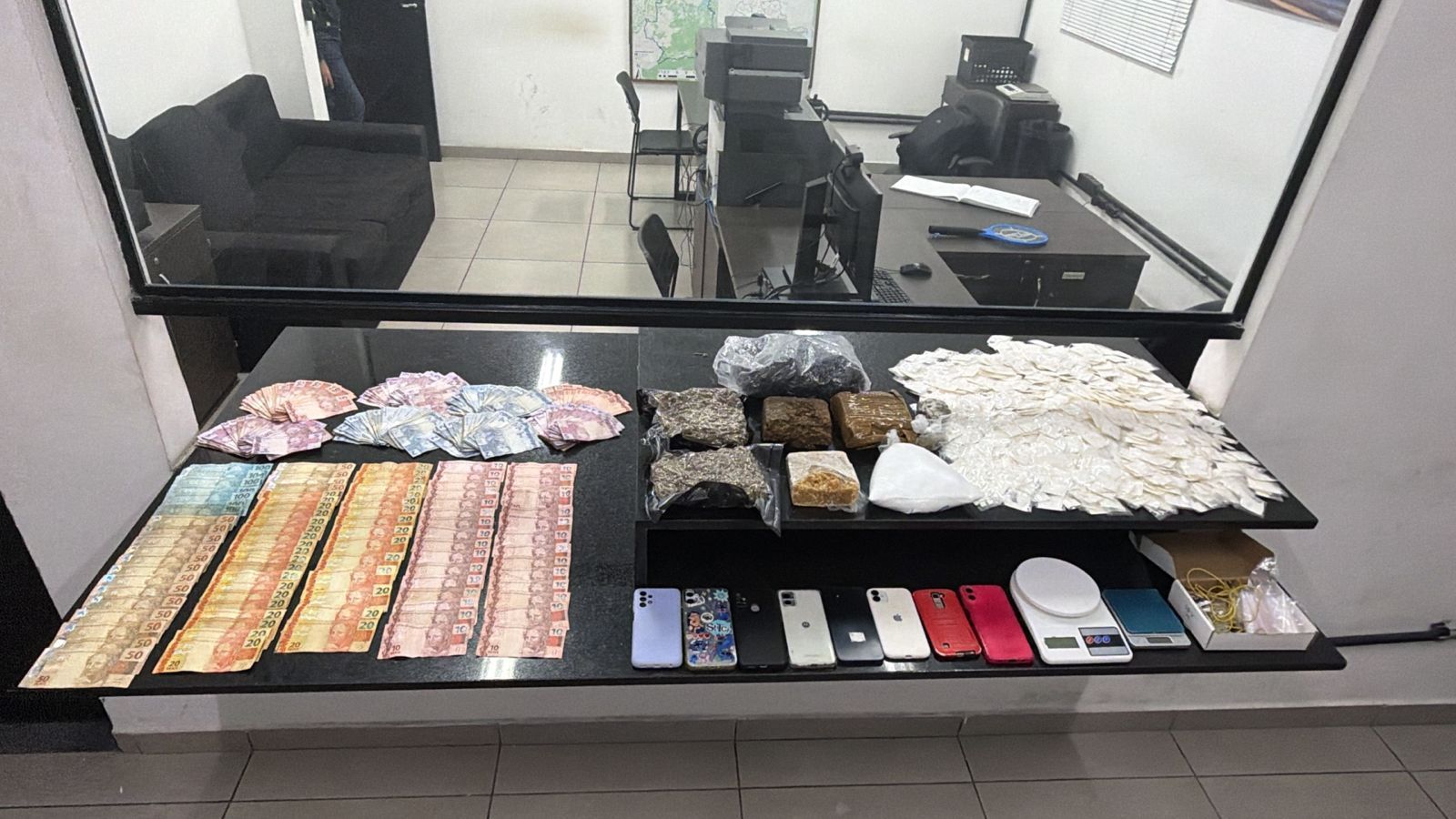 PM prende dois homens e apreende adolescente e drogas durante operação em SP