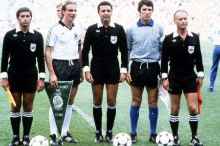 Arnaldo Cezar Coelho, entre Rummenigge e Zoff, antes da final da Copa de 1982
