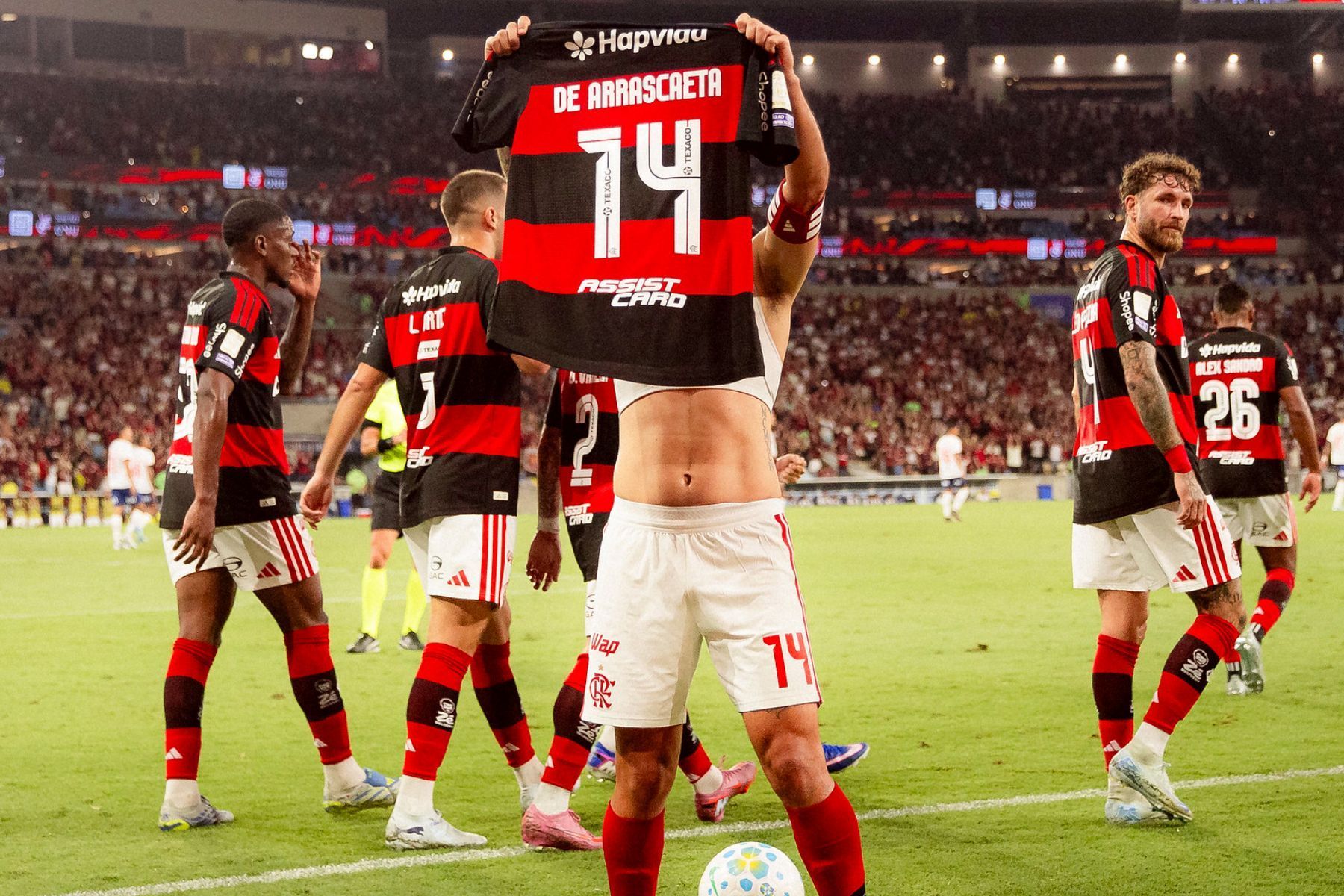 Arrascaeta presta homenagem a Oscar Schmidt após gol sobre o Bahia
