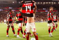 Arrascaeta presta homenagem a Oscar Schmidt após gol sobre o Bahia