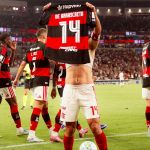 Arrascaeta presta homenagem a Oscar Schmidt após gol sobre o Bahia