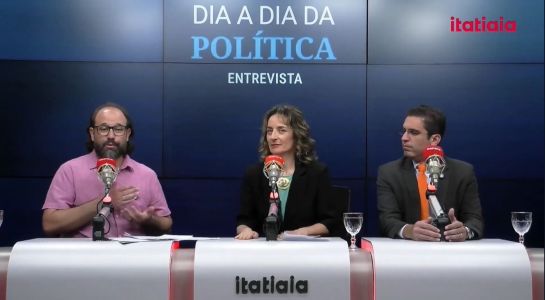 Bruno Pedralva (à esquerda) e Braulio Lara (à direita) discutiram a internação compulsória de dependentes químicos mediados pela jornalista Bertha Maakaroun