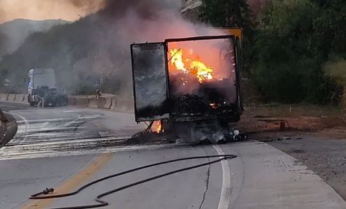 Carreta pega fogo na rodovia da morte