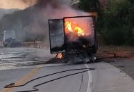 Carreta pega fogo e fecha trecho da BR-381 em Minas