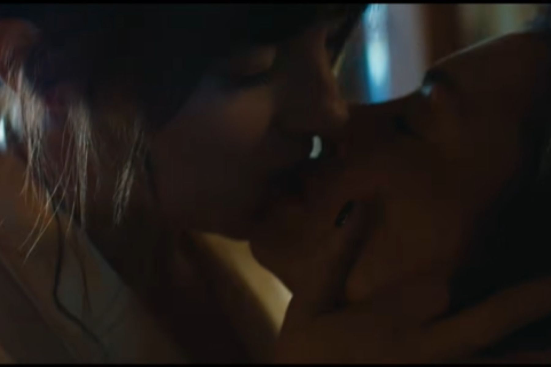 ‘Verity’: filme ganha teaser com beijo entre Anne Hathaway e Dakota Johnson