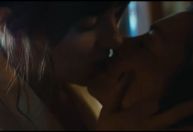 ‘Verity’: filme ganha teaser com beijo entre Anne Hathaway e Dakota Johnson