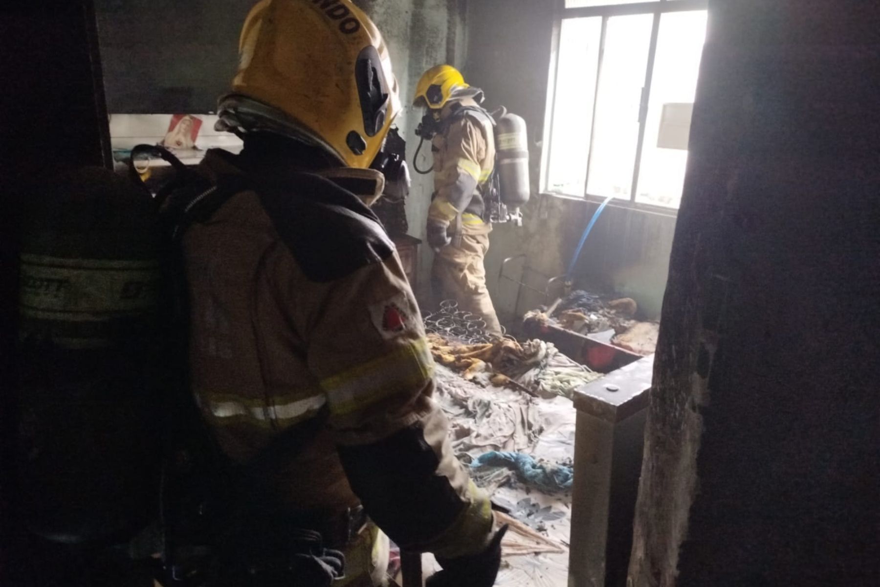 Idosa e criança são socorridas em princípio de incêndio em Juiz de Fora