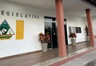 Vereador preso por dar garrafada em mulher é afastado do trabalho em MG