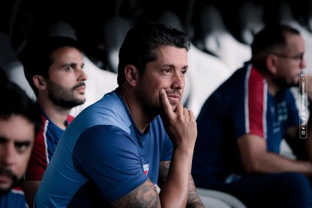Técnico Thiago Carpini no banco de reservas durante jogo do Fortaleza