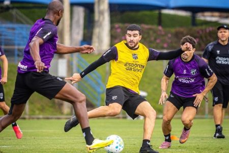 Jogadores do Ceará durante treino