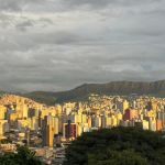 Calor ou chuva? Confira a previsão do tempo para BH neste domingo (3)