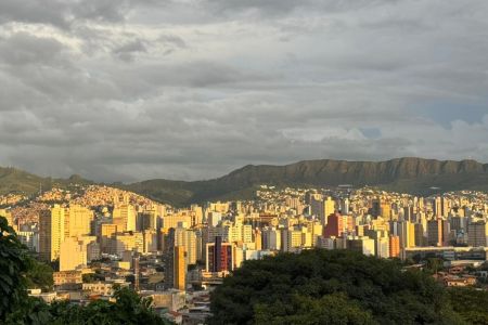 Frente fria faz temperaturas caírem em MG neste domingo (10), Dia das Mães; veja previsão