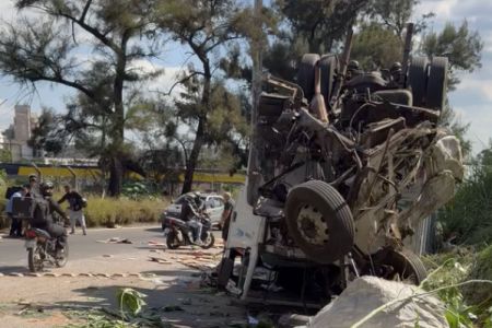 Caminhão cai de viaduto e para na pista do Anel Rodoviário, em BH