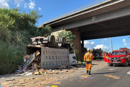 Motorista buzinou antes de caminhão cair de viaduto no Anel Rodoviário, em BH, diz testemunha