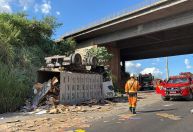 Caminhoneiro buzinou antes de cair de viaduto no Anel Rodoviário, diz testemunha