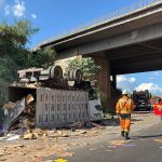 Caminhoneiro buzinou antes de cair de viaduto no Anel Rodoviário, diz testemunha