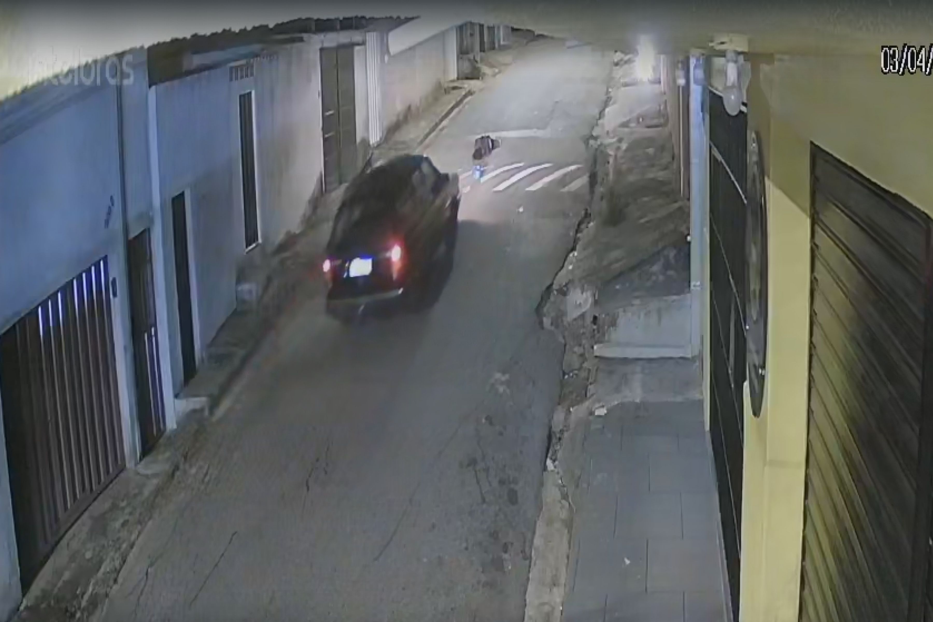 Vídeo: mulher embriagada deita na rua e morre após ser atropelada por motorista bêbado em MG