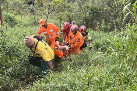 Idosa cai de barranco durante caminhada e vira a noite na Serra do Rola-Moça, em Nova Lima