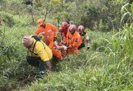 Idosa cai de barranco e vira a noite na Serra do Rola-Moça, em Nova Lima