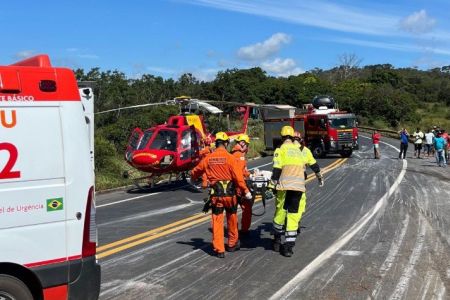 PRF libera pista da BR-251 após acidente com 2 mortos e 8 feridos no Norte de Minas