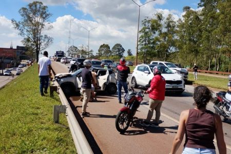 Criança fica ferida em engavetamento de seis veículos na BR-040 em Nova Lima