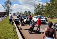 Criança fica ferida em engavetamento de seis veículos na BR-040 em Nova Lima