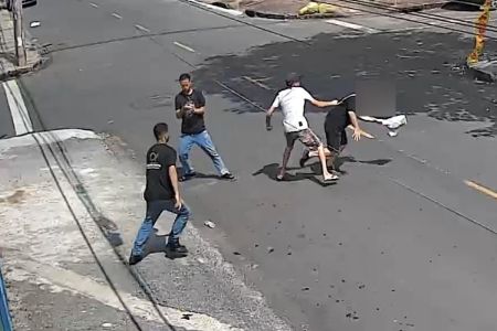 Vídeo: criminosos jogam homem no chão durante assalto no bairro Castelo, em BH