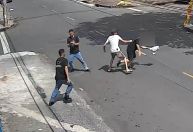 Vídeo: Criminosos jogam homem no chão durante assalto no Castelo, em BH