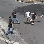 Vídeo: Criminosos jogam homem no chão durante assalto no Castelo, em BH