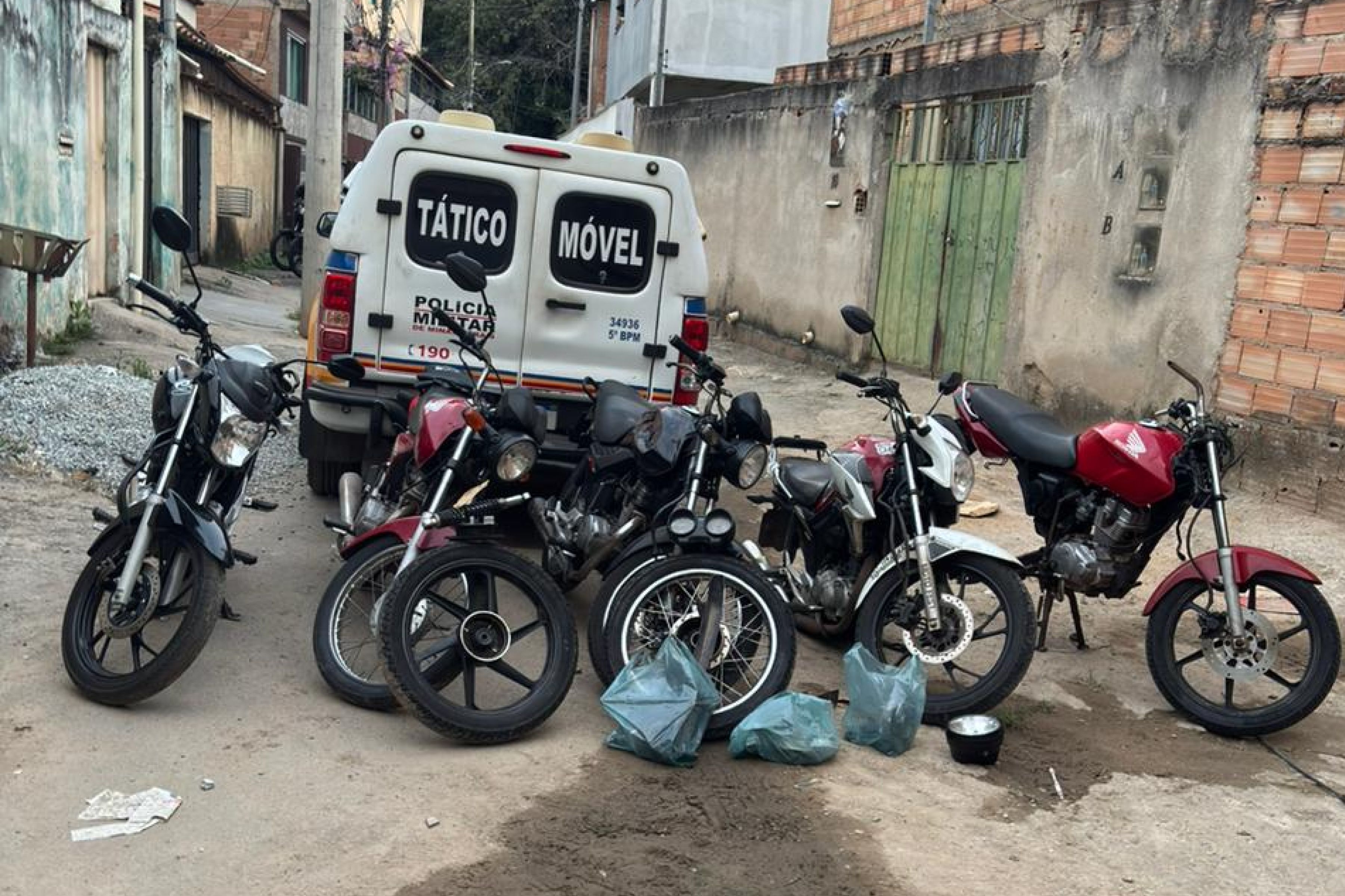PM recupera 4 motos furtadas e prende 4 suspeitos da mesma família em BH