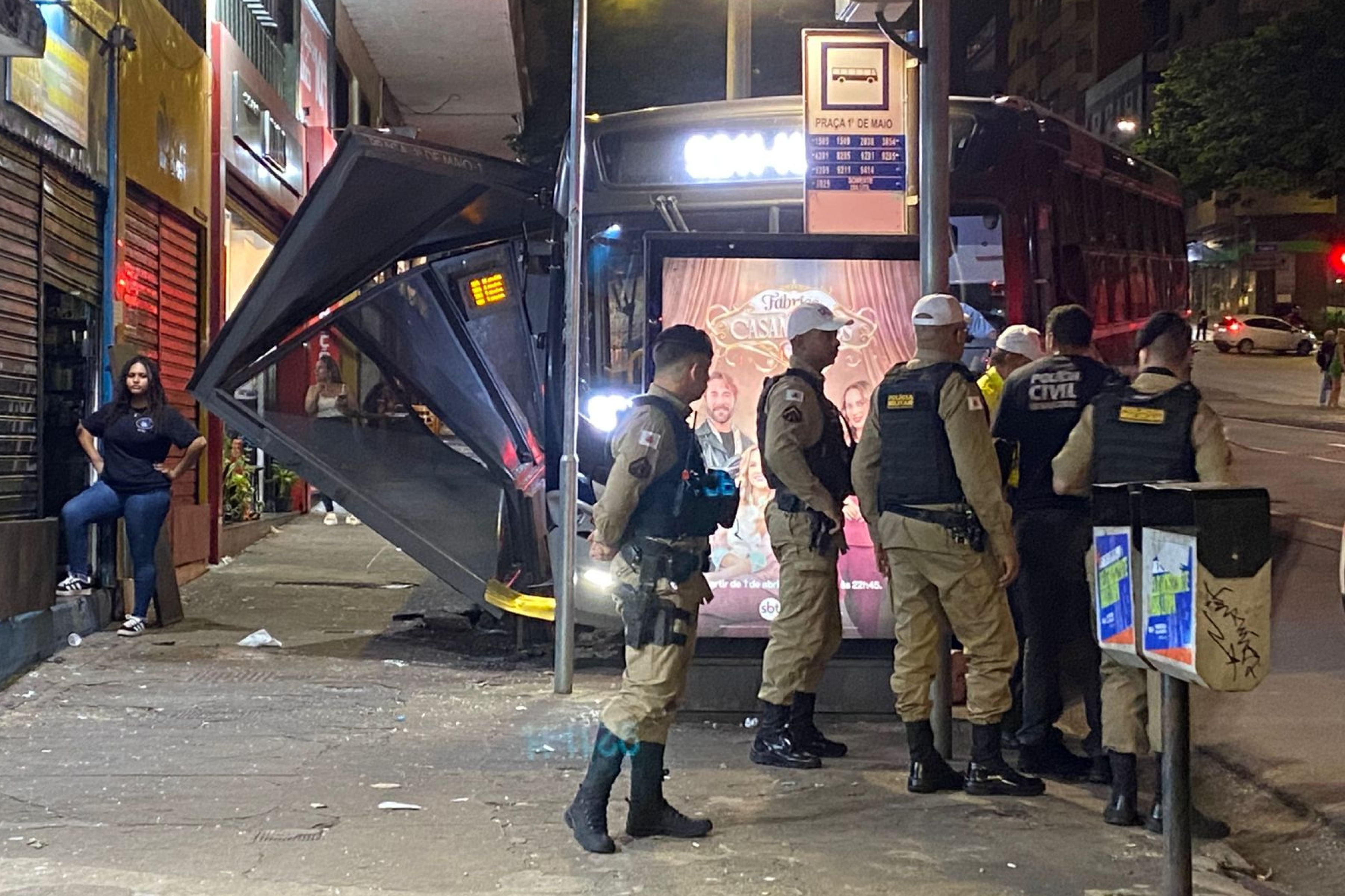 Motorista alega falha mecânica após ônibus invadir calçada e deixar 4 feridos em BH