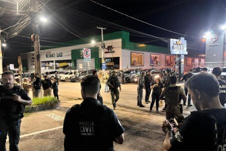 Policiais civis durante a ocorrência