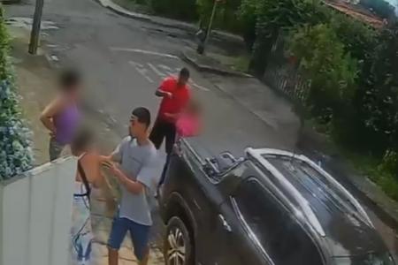 Vídeo: dupla armada rouba picape e celulares de idosas na Pampulha, em BH
