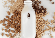 Leite de amêndoas caseiro substitui o leite comum sem e não tem lactose