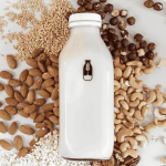 Leite de amêndoas caseiro substitui o leite comum sem e não tem lactose