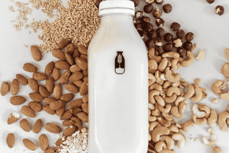 Leite de amêndoas caseiro substitui o leite comum sem e não tem lactose