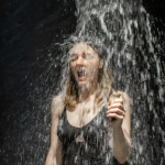 Banho gelado emagrece mesmo? O que já se sabe sobre a prática