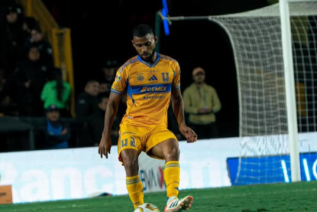 Joaquim em ação pelo Tigres, do México