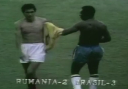 Lucescu e Pelé trocam camisas na Copa de 1970 • Reprodução/Fifa