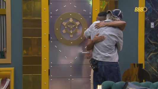 Boneco chegou à casa e foi abraçado por Juliano Floss