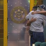 Leandro 'Boneco' volta ao BBB 26 após 12 horas e explica estado de saúde
