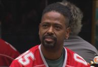 Tadeu Schmidt atualiza estado de saúde de Leandro Boneco ao vivo no BBB 26