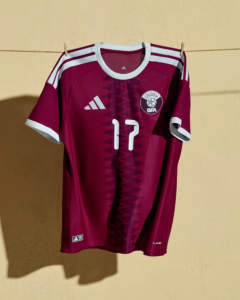 Primeiro uniforme do Catar para a Copa do Mundo de 2026 • Divulgação/Adidas