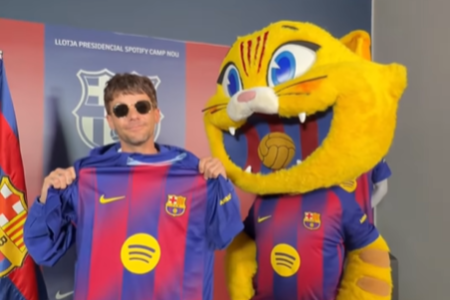 Louis Tomlinson recebe camisa do Barcelona