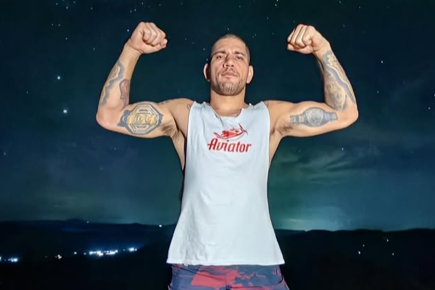 Próximo de feito inédito, Alex Poatan estampa capa de jogo do UFC