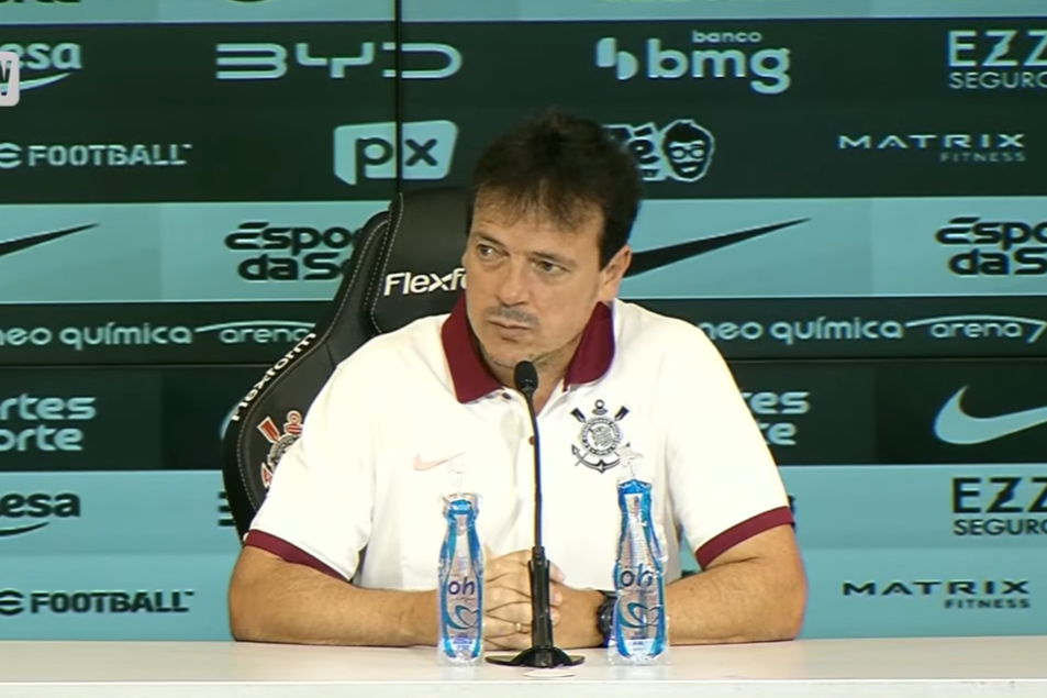 Diniz destaca 'luta' do Corinthians e dá versão sobre confusão no vestiário